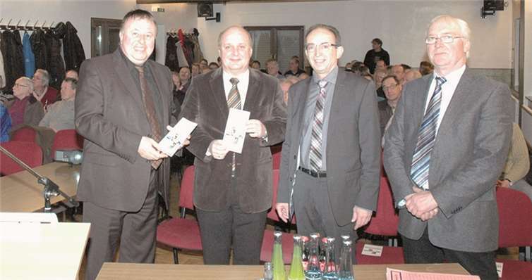 Landrat Dr. Jürgen Pföhler (v. l.), der 1. Beigeordnete Verbandsgemeinde Altenahr Horst Riske, Baudirektor Raymund Pfennig und Ortsbürgermeister Helmut Hengsberg bei der Informationsveranstaltung in Lind.