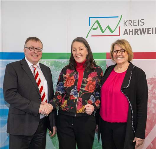 Landrat Dr. Jürgen Pföhler (v. l.) ist Schirmherr im Jubiläumsjahr der Telefonseelsorge. Er begrüßte Lena Saltzmann und Inga Fischer-Morckel im Kreishaus. Foto: Bernhard Risse/Kreisverwaltung Ahrweiler