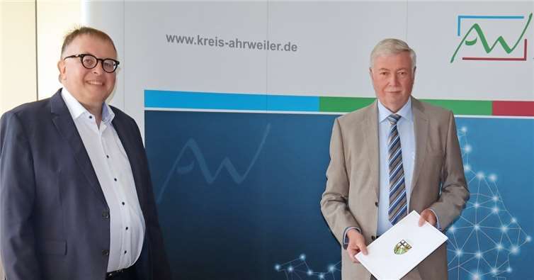 Landrat Dr. Jürgen Pföhler verabschiedet Bert Bertram nach 44 Jahren Dienst in der Kreisverwaltung in den Ruhestand.Fotos: Kreisverwaltung Ahrweiler