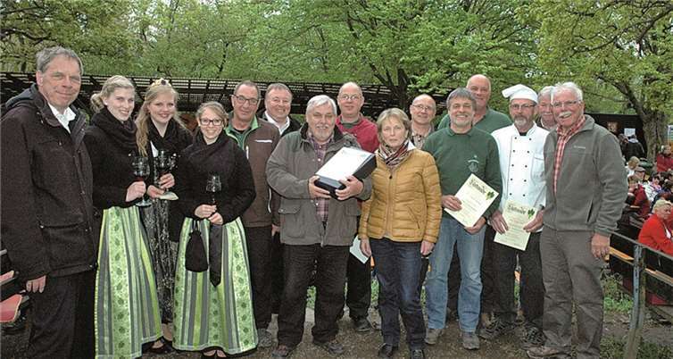 Landrat Dr. Jürgen Pföhler verlieh in seiner Eigenschaft als Bezirksvorsitzender des Eifelvereins Grüne Verdienstnadeln. UM