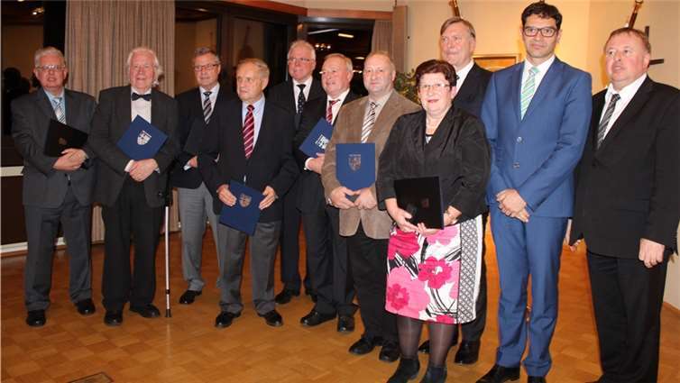 Selbstloses Engagement im Hintergrund  Landrat Dr. Jürgen Pföhler (v.r.) und Staatssekretär Prof. Dr. Salvatore Barbaro ehrten Irmgard Harst, Rolf Deißler, Herbert Schröder, Hans Werner Ockenfels, Alfred Sebastian, Berthold Becker, Bernd Kriechel, Gisbert Stenz und Paul Weber. Foto: DU