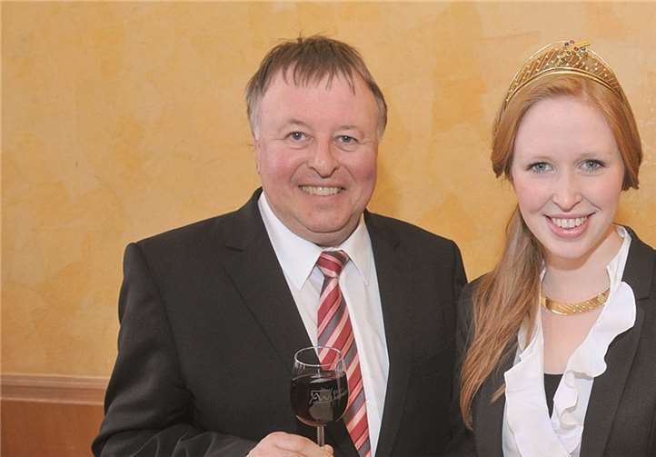 Landrat Dr. Jürgen Pföhler würdigte die Deutsche Weinkönigin als „exzellente Botschafterin der Ahr-Weine“ und ihrer Heimat.