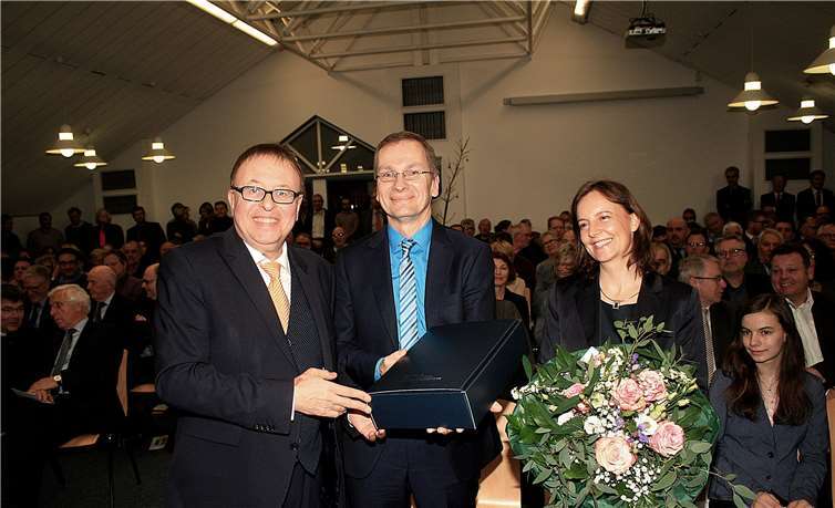 Landrat Dr. Pföhler gratulierte Andreas Geron zur Amtseinführung.Rue