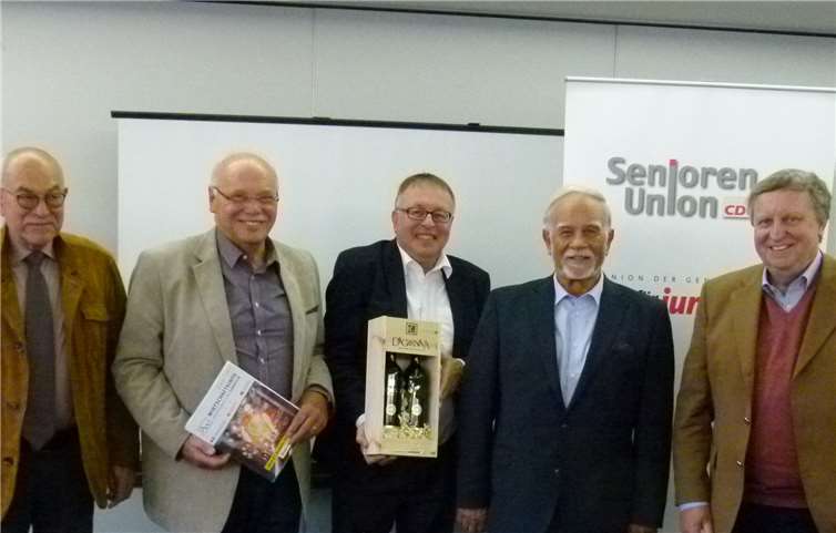 Breites Angebot für Senioren Landrat Dr. Pföhler stellte im Rahmen des Vortragsabends verschiedene Projekte vor. Foto: privat