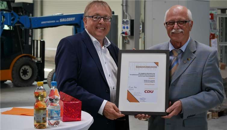 Landrat Dr. Pföhler überreicht im Namen der Vorstände des CDU Kreisverbandes Ahrweiler und des CDU-Ortsverbandes Niederzissen dem Niederzissener CDU-Ehrenvorsitzenden Richard Keuler die Urkunde für 50 Jahre Mitgliedschaft in der Christlich Demokratischen Union Deutschlands.Privat