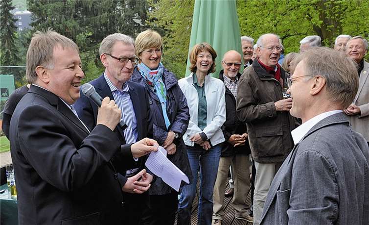 Landrat Dr. Pföhler überreichte dem HTC einen Förderscheck des Kreises in Höhe von 5000 Euro für die Sanierung von Tennisplätzen. Fix