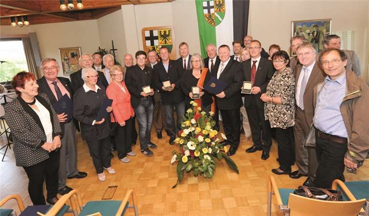 Landrat Dr. Pföhler überreichte die Ehrenplaketten des Kreises Ahrweiler. FIX