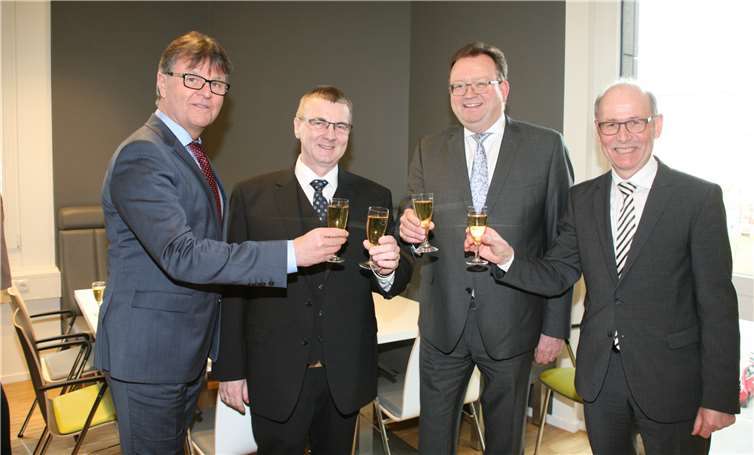 Landrat Dr. Saftig (2.v.l.) dankt den Laudatoren Erster Kreisbeigeordneter Burkhard Nauroth (v.l.), CDU-Fraktionsvorsitzenderim Kreistag Georg Moesta und Weißenthurms Bürgermeister Georg Hollmann für ihre wohlwollenden Worte. WEC