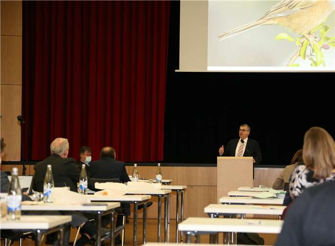Landrat Dr. Saftig (am Pult) verkündet die „echte Punktlandung“ bei der Einbringung des Haushaltsentwurfs 2021. Foto: WEC