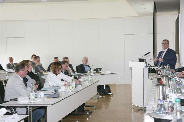 Landrat Dr. Saftig (am Rednerpult) konnte dem Kreistag nur düstere Nachrichten zum Kreishaushalt 2023 verkünden.  Foto: WEC