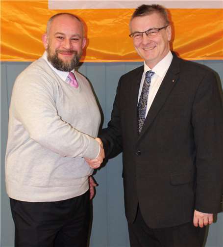 Landrat Dr. Saftig gratuliert Stefan Ostrominski zur Nominierung.