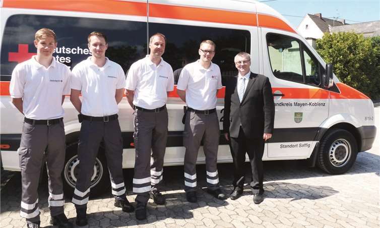 Landrat Dr. Saftig gratuliert dem Team vom DRK OV Saffig zu dem neuen Betreuungsmobil.