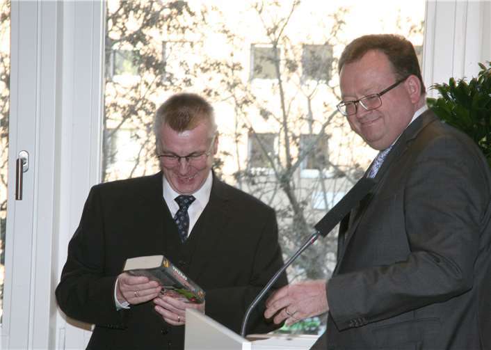 Landrat Dr. Saftig hatte sich als Fan von Micky Maus geoutet und war ganz begeistert über die Sonderausgabe, die CDU-Fraktionsvorsitzender Georg Moesta erstanden hatte.