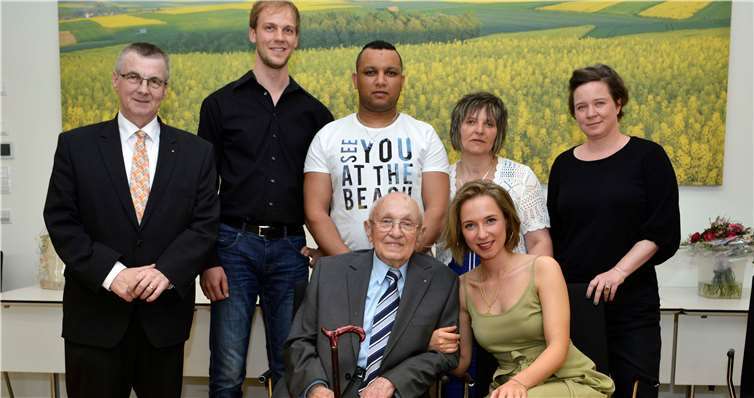 Landrat Dr. Saftig mit den Protagonisten und Machern des Films: v.li. Dr. Saftig, Pius Neumaier (Kamera), Fathi Ben Sassi, Aiina Ben Sassi, Sophie Oldenbourg (Schnitt), Dr. Georg und Linda-Schiwa Klinkhammer (sitzend).TFR