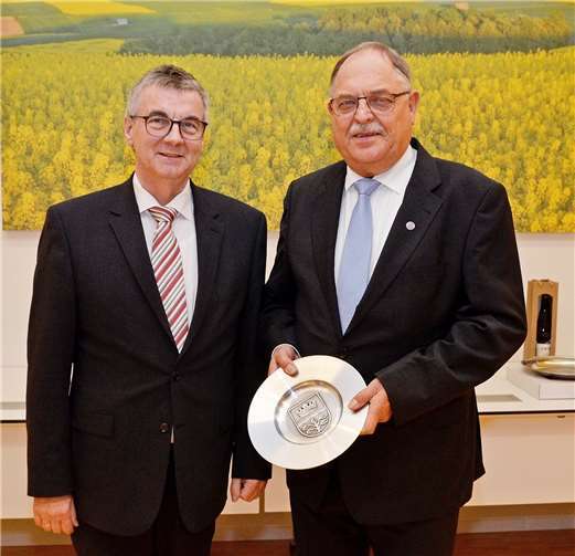 Landrat Dr. Saftig übergab den Wappenteller an den Bendorfer Günther Bomm.Foto: privat