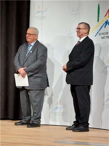 Landrat Dr. Saftig und Dr. Dieter Puschke nach der Verleihung der Ehrennadel des Landes Rheinland-Pfalz.