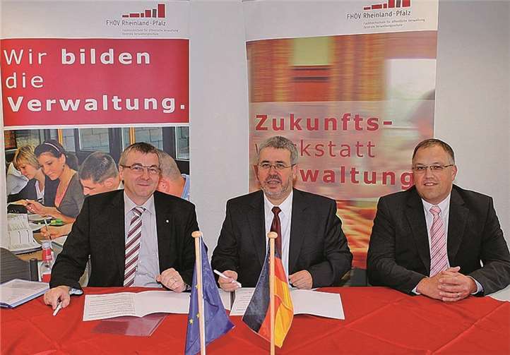 Landrat Dr. Saftig und FHöV-Direktor Weisbrod unterzeichnen im Beisein des IT-Experten Karst die Kooperationsvereinbarung.  Privat