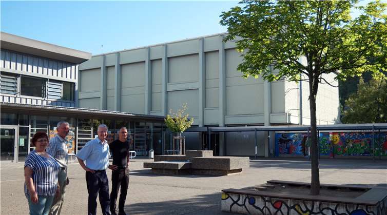 Sanierung der WC-Anlagen im Schulzentrum Lahnstein Landrat Frank Puchtler (2. von rechts) gemeinsam mit Vertretern der Schulleitung und des Elternbeirats vor der großen Turnhalle, die bald Teil der umfangreichen Baumaßnahmen im Schulzentrum Lahnstein sein wird. ND