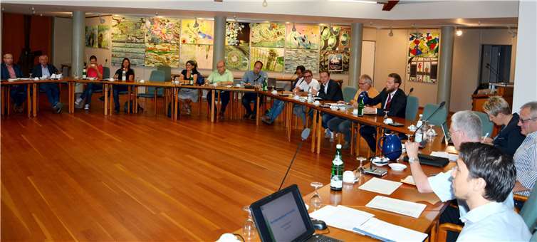 Landrat Frank Puchtler (2. von rechts) moderierte gemeinsam mit Kreishandwerksmeister Johannes Lauer (2. von links) das Austauschgespräch der weiterführenden Schulen mit der Kreishandwerkerschaft, um die Berufsperspektiven der Schüler zu besprechen.Foto: Uwe Rindsfüßer