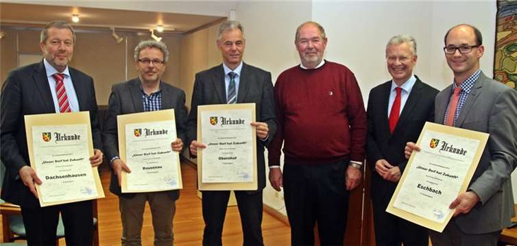 Landrat Frank Puchtler (2.v.r.) gratuliert den Vertretern der ausgezeichneten Orte im Rhein-Lahn-Kreis.Willi Willig