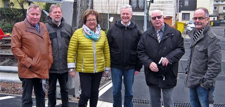 Landrat Frank Puchtler, 3. v. re., während seines Rundganges durch Nievern.