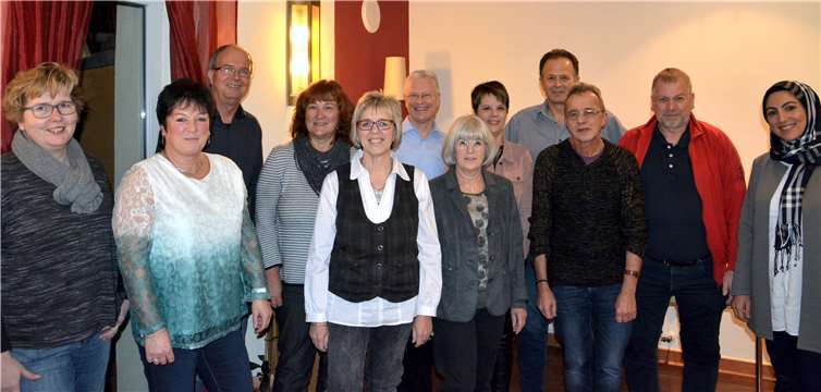 Landrat Frank Puchtler (6. von links) und der stellvertretende Büroleiter Jürgen Elbert (2. von rechts) dankten jetzt den Mitarbeitern, die seit 25 bzw. 40 Jahren bei der Kreisverwaltung tätig sind. Foto: Rindsfüßer/Kreisverwaltung