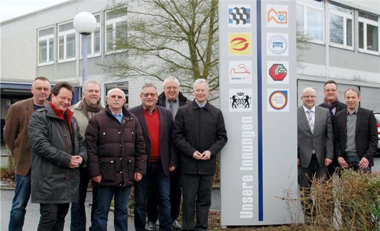 Landrat Frank Puchtler (7. v. li.), Kreishandwerksmeister Johannes Lauer (5. v. li.) und die Vertreter der Handwerksinnungen stellten den Pylon der Handwerkerschaft Rhein-Lahn an der Berufsbildenden Schule in Diez der Öffentlichkeit vor. Pressestelle Rhein-Lahn-Kreis