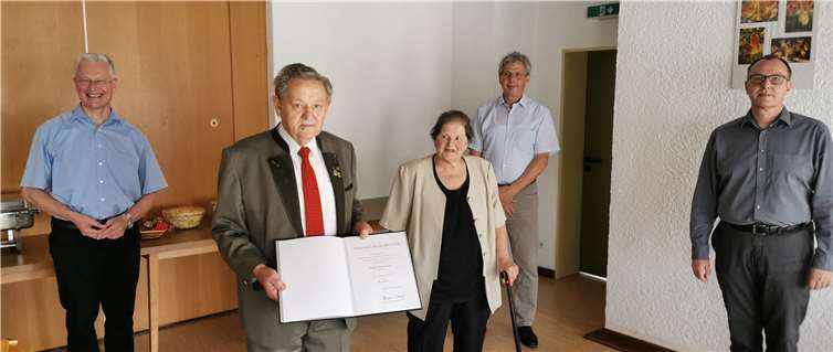 Landrat Frank Puchtler, Erwin und Irene Voll, Ortsbürgermeister Hans Wilhelm Lippert und der Bürgermeister der Verbandsgemeinde Diez Michael Schnatz bei der Überreichung der Ehrennadel des Landes Rheinland-Pfalz.Quelle:Rhein-Lahn-Kreis