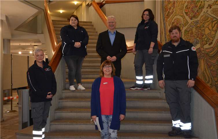 Landrat Frank Puchtler, Kreisbereitschaftsleiter des DRK Alexander Schmidt, Kerstin Sauerwein vom Kreisgesundheitsamt und die DRK-Mitarbeiterinnen Katharina Birkenstock, Lara Birkenstock und Natascha Merz.Foto: Kreisveraltung RLK