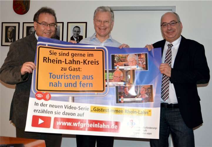 Landrat Frank Puchtler (M.) und WFG-Geschäftsführer Wolf-Dieter Matern präsentieren gemeinsam mit Frank Ackermann von der Filmroduktionsgesellschaft LahnMedia-TV die neue Videoserie „Gästestimmen Rhein-Lahn“.Rhein-Lahn-Kreis