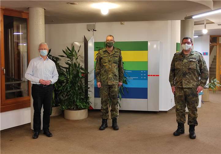 Landrat Frank Puchtler, Oberst Stefan Weber und Oberstleutnant ChristophCaspari verstärken die Kooperation.Quelle: Rhein-Lahn-Kreis