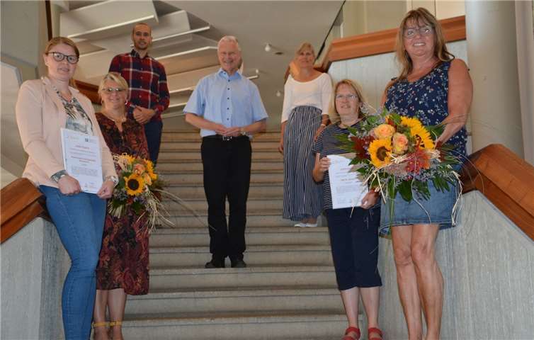Landrat Frank Puchtler, Referentin Bettina Riehl-Rosenthal und Dr. Andy Schieler von der Hochschule Koblenz gratulierten Vertreterinnen der Kita St. Barbara Lahnstein und Bienenkorb Nastätten zur erfolgreichen Teilnahme am Programm.Foto: Rhein-Lahn-Kreis