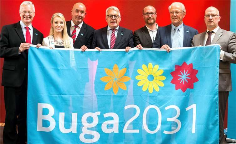 Landrat Frank Puchtler, Weinkönigin Sarah Hulten, Thomas Bungert, Jochen Sandner, Landschaftsarchitekt Stephan Lenzen, Karl Ottes und Rainer Zeimentz zeigten sich begeistert von der „BuGa 2031“-Idee. privat