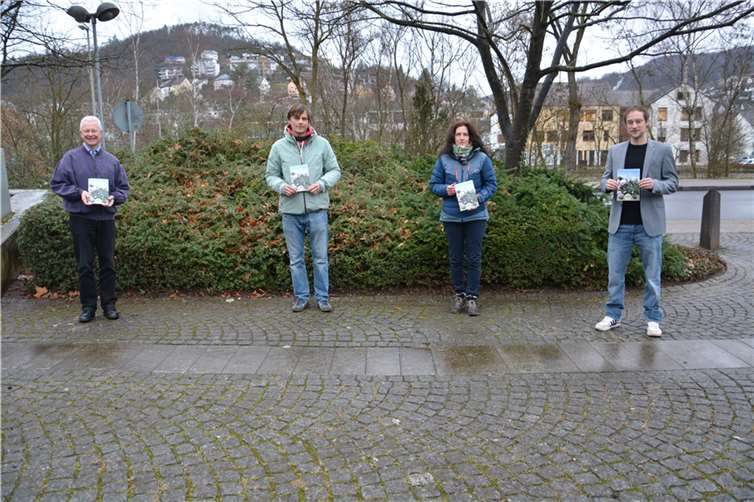 Landrat Frank Puchtler bedankt sich bei den Autoren Iris Brahm und Gregor Ellwart und bei Naturparkreferent Stefan Eschenauer für die sehr gelungene neue Broschüre.  Foto: Rhein-Lahn-Kreis
