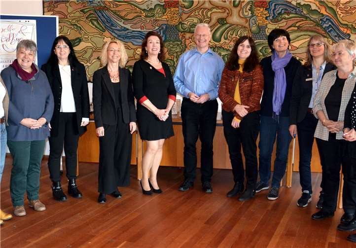 Landrat Frank Puchtler begrüßte die Gäste. Alice Berweiler-Kaufmann (5. von links) und ihre Nachfolgerin Dorothee Milles-Ostermann (4. von links) hatten zu dieser Sitzung eingeladen.Foto: Uwe Rindsfüßer