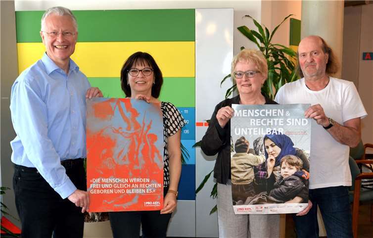 Landrat Frank Puchtler, die Vorsitzende des Beirats für Migration und Integration, Filiz Achhammer, Initiatorin Irmtraud Wahlers sowie der Migrationsbeauftragte der Kreisverwaltung Jürgen Pirrong (von links) laden gemeinsam zum Besuch der Ausstellung „Menschen und Rechte sind unteilbar“ ins Kreishaus ein. Foto: Uwe Rindsfüßer