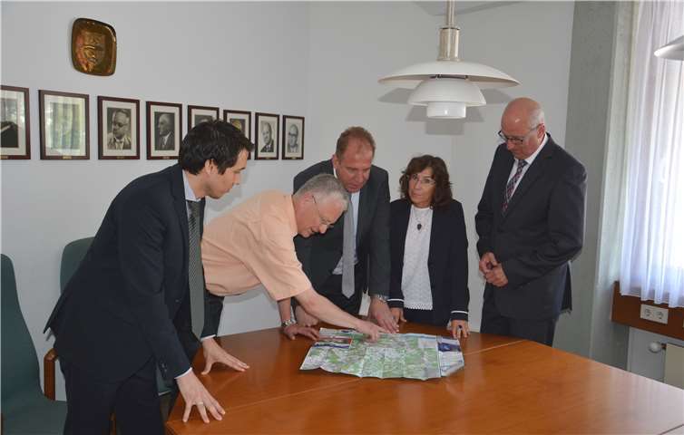 Landrat Frank Puchtler erläutert Staatssekretär Randolf Stich und Abteilungsleiterin Cornelia Weis mit Kreisentwickler Benjamin Braun und Breitbandkoordinator Martin Rudersdorf die nächsten Schritte im Breitbandausbau im Kreis.Foto: Rhein-Lahn-Kreis