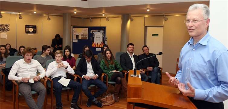 Landrat Frank Puchtler eröffnete die Ausstellung im Kreishaus und dankte Schülern sowie Lehrern. -WW- Willi Willig