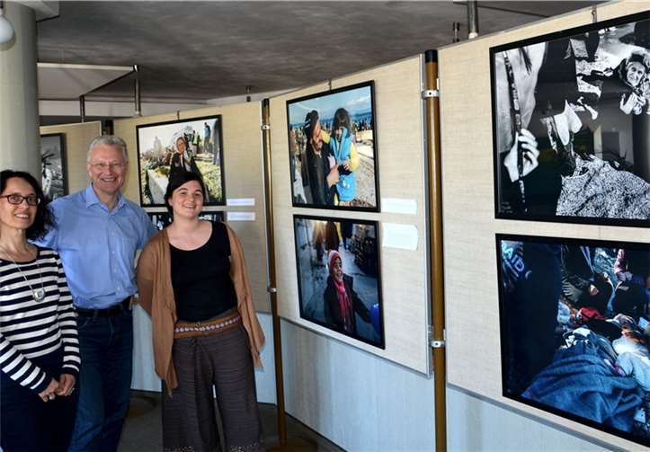 Landrat Frank Puchtler eröffnete gemeinsam mit Ruth Carl (Netzwerk Kindeswohl) im Kreishaus die Ausstellung mit eindringlichen Fotos von Alea Horst (rechts) aus Lesbos.Uwe Gilberg-Rindsfüßer