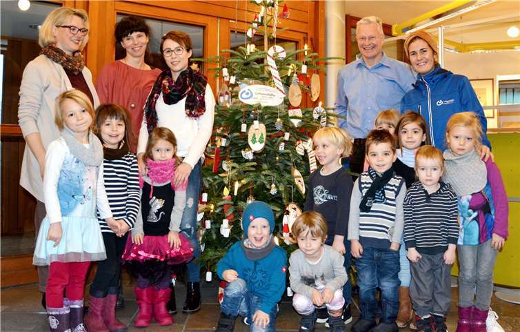 Landrat Frank Puchtler freute sich sehr, dass in diesem Jahr Kinder der Integrativen Kindertagesstätte der Lebenshilfe in Singhofen den Weihnachtsbaum der Kreisverwaltung geschmückt haben.Uwe Rindsfüßer