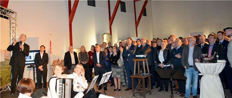 Landrat Frank Puchtler (ganz links) hatte eine aufmerksame Zuhörerschaft, als er beim Neujahrsempfang informativ und kurzweilig die Geschichte des Rhein-Lahn-Kreises Revue passieren ließ. Foto: Uwe Rindfüßer