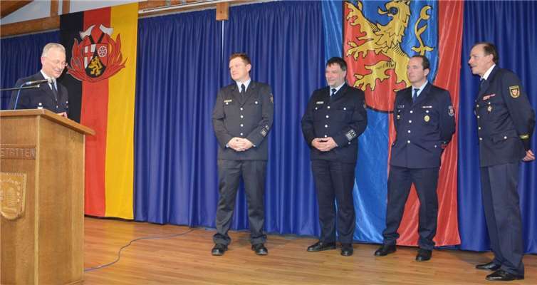 Landrat Frank Puchtler (ganz links) wünscht dem neuen Leitungsteam der Feuerwehr – von links: Kreisfeuerwehrinspekteur Guido Erler und die beiden Stellvertreter Marcus Grün und Lars Ritscher – Glück und gutes Gelingen. Sein herzlicher Dank galt dabei dem scheidenden Feuerwehrinspekteur Gerd Grabitzke (ganz rechts). Uwe Rindsfüßer