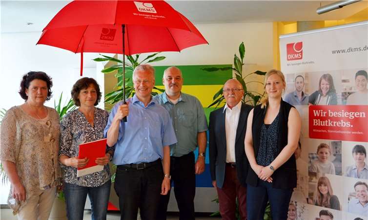 Landrat Frank Puchtler hat die Schirmherrschaft über die Registrierungs-Aktion der DKMS übernommen. Gemeinsam mit den Initiatoren und Unterstützern (v.l.) Carmen Schumacher (SV Patersberg), Karin Kristja (Ortsgemeinde Bornich), Andreas Groß (Ortsgemeinde Patersberg), Hans-Gerold Schmidt-Simon (TV Bornich) und Maria Schmidt (DKMS) bittet er die Bevölkerung um Mithilfe.privat