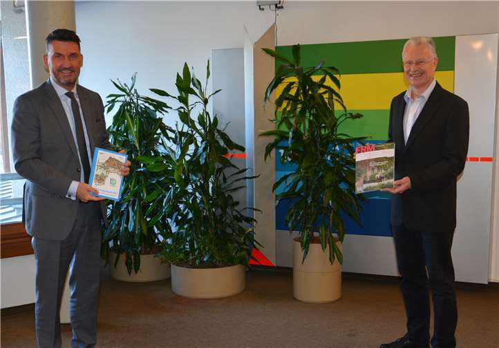 Landrat Frank Puchtler informiert den Geschäftsführer der FRM GmbH EricMenges über den Ausbau der Digitalisierung.Foto: Kreisverwaltung RLK