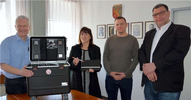 Landrat Frank Puchtler (links) und Karin Trebbin vom Kreismedienzentrum nahmen jetzt die Schulungskoffer mit zehn Tablets aus den Händen von Stephan Pfurtscheller (rechts) vom rheinland-pfälzischen Bildungsministerium und Tom Parschau vom Pädagogischen Landeszentrum in Koblenz entgegen. Foto: Uwe Rindsfüßer