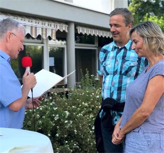 Landrat Frank Puchtler (links) verlieh den Pflegeelternbewerbern ihr Abschlusszertifikat und dankte den Familien für die Bereitschaft, einem Kind einen Platz in ihrer Familie zu geben.  Rhein-Lahn-Kreis