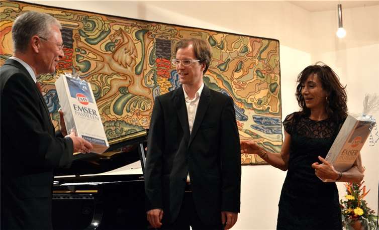 Landrat Frank Puchtler (links) zeigte sich tief berührt und dankte der Künstlerin Andrea Eckert und ihrem Begleiter Benjamin Schatz mit herzlichen Worten und einer großen Geschenkpackung „Emser Pastillen“, damit diese besondere Stimme gerade in der nass-kalten Jahreszeit keinen Schaden nehme.privat