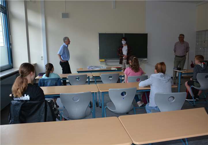 Landrat Frank Puchtler macht sich mit Matthias Hornivius vom Goethegymnasium ein Bild vom Ablauf der Sommerschule. Quelle: Rhein-Lahn-Kreis