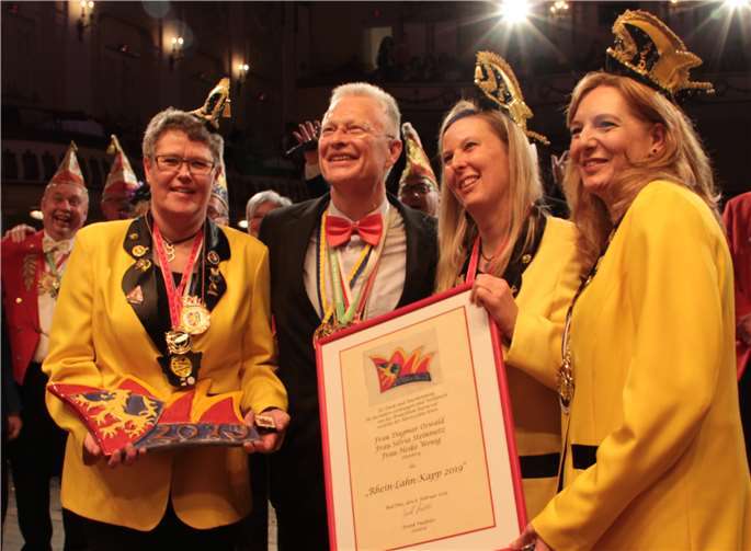 Landrat Frank Puchtler mit den geehrten Heike Wenig, Dagmar Oswald und Silvia Steinmetz des Dörnberger Möhnenclubs.Foto: MFU