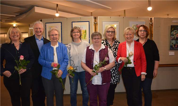 Landrat Frank Puchtler mit sieben der zehn Ausstellerinnen vom Malkreis Haus Eberhard (von links: Alexandra Kröller-Becker, Renate Felden, Judith Felden, Ulrike Christ, Elke Hies, Hildegard Klaßen sowie Michaela Schreiner. Sie alle freuen sich über die gelungen Ausstellungseröffnung und hoffen auf regen Besuch.Foto: privat